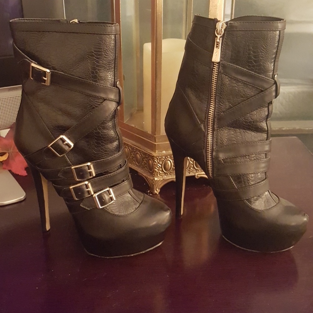 Bebe booties